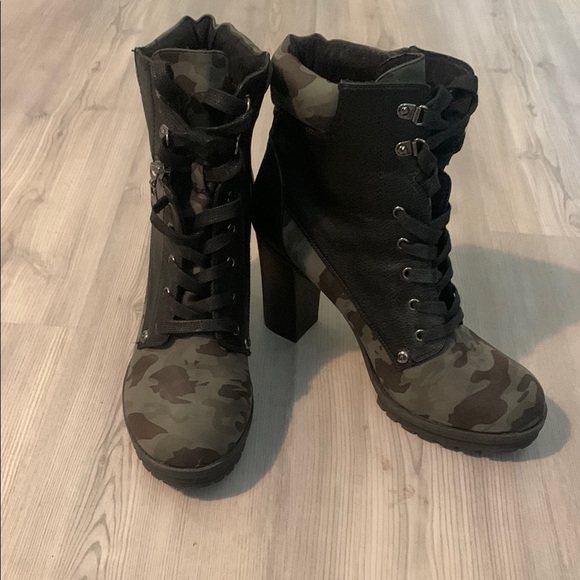 Chunky Heeled Green and Black Boots with Lace-Up Design - Picture 7 of 7